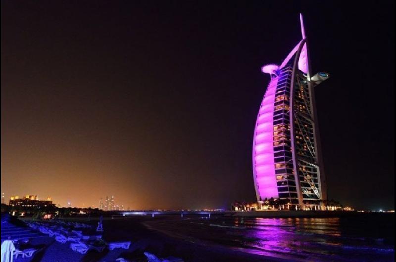 Se reportoacute un incendio en el icoacutenico hotel Burj Al Arab de Dubaacutei