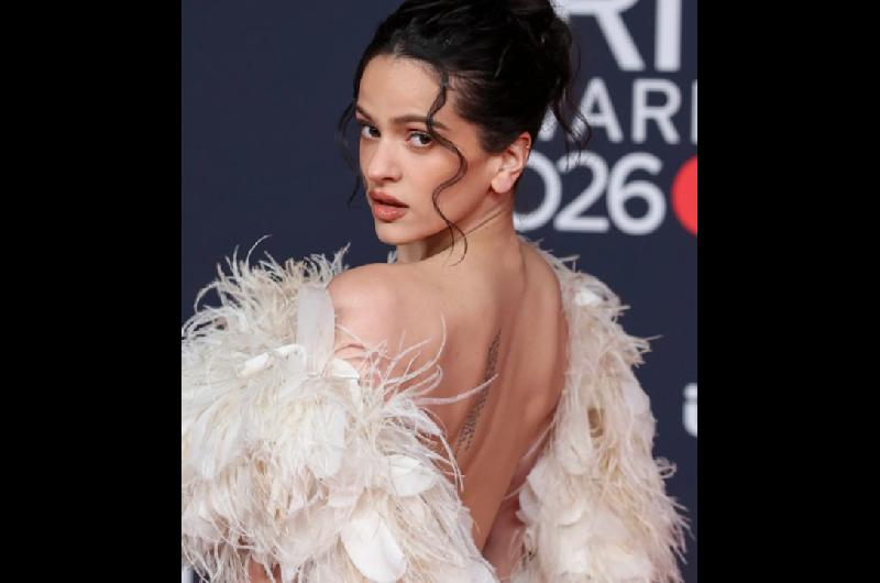 Histoacuterico- Rosaliacutea conquista los Brit Awards y comparte escenario con Bjoumlrk