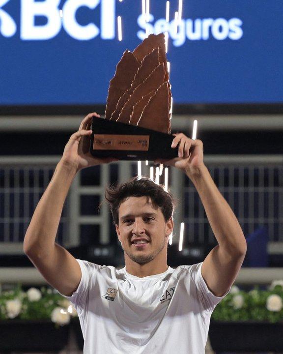 Luciano Darderi derrotoacute a Yannick Hanfmann y es campeoacuten del ATP de Santiago de Chile