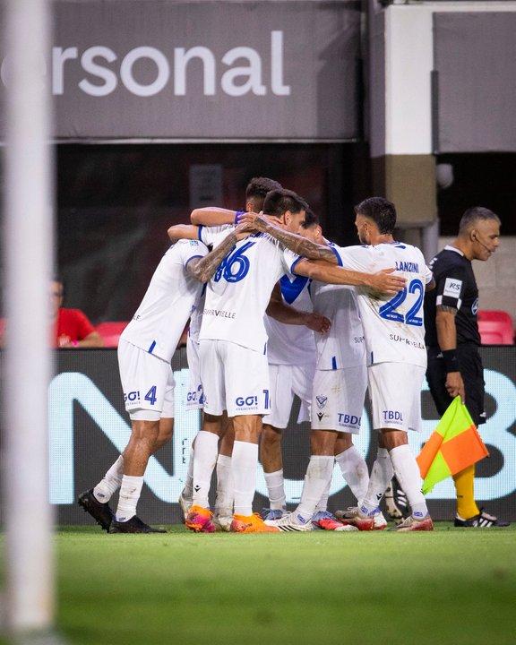 Veacutelez le ganoacute a Estudiantes de La Plata y se afianzoacute en lo alto de la Zona A del Torneo Apertura