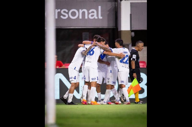 Veacutelez le ganoacute a Estudiantes de La Plata y se afianzoacute en lo alto de la Zona A del Torneo Apertura