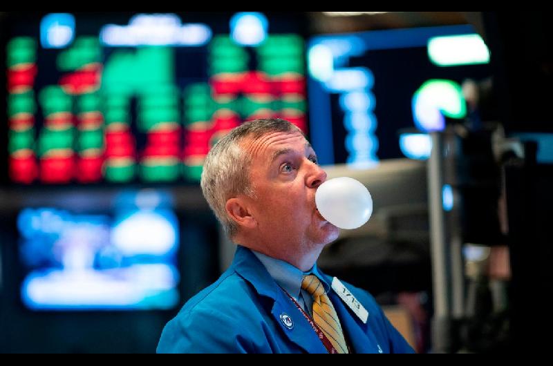 Los mercados profundizan sus caiacutedas y los precios del petroacuteleo y el gas acentuacutean su escalada