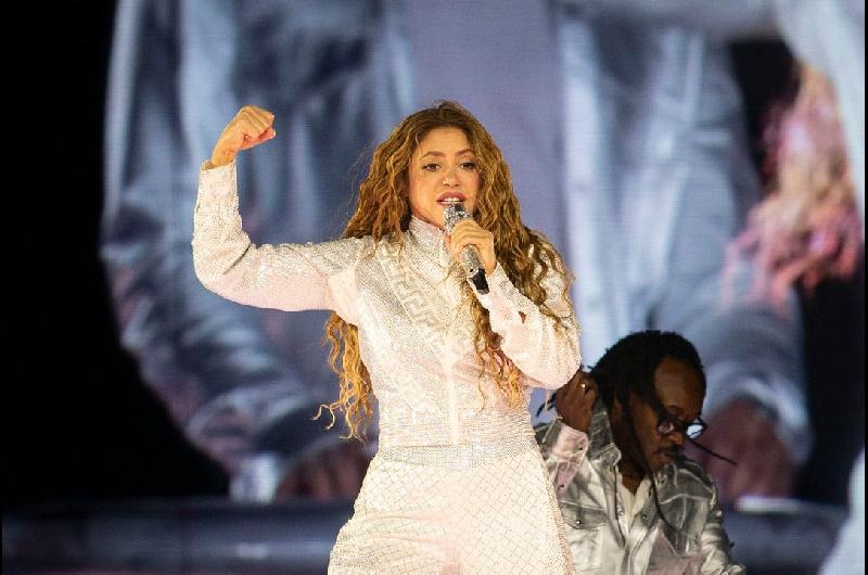 Shakira lloroacute ante 400 mil personas en el cierre de su gira en Meacutexico