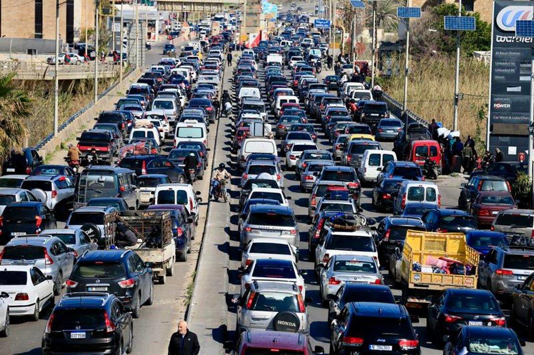 Colapso en rutas y caos aeacutereo en Medio Oriente- miles de personas buscan huir del conflicto