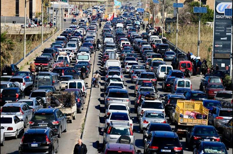 Colapso en rutas y caos aeacutereo en Medio Oriente- miles de personas buscan huir del conflicto