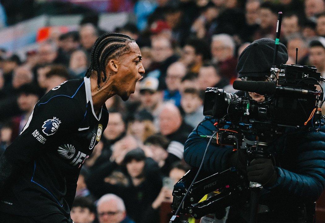 Premier League- goleada del Chelsea de Enzo Fernaacutendez al Aston Villa del Dibu Martiacutenez