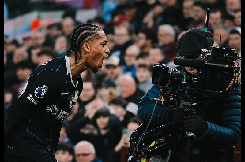 Premier League- goleada del Chelsea de Enzo Fernaacutendez al Aston Villa del Dibu Martiacutenez