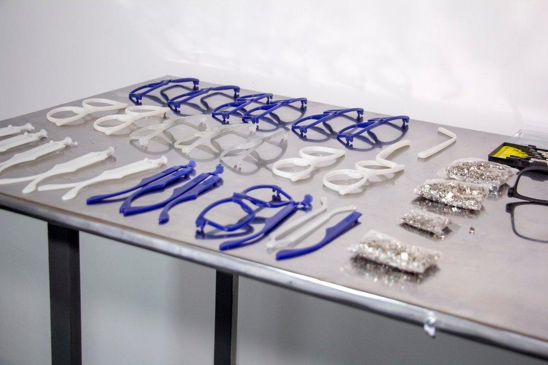 Menos tapitas plaacutesticas para contaminar oceacuteanos- con 12 recicladas se hace una armazoacuten de anteojos gratuita