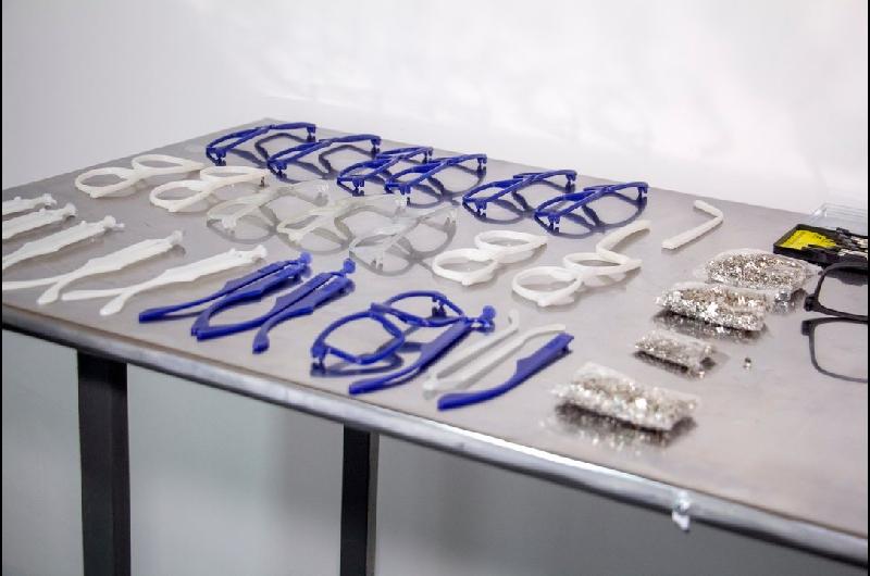 Menos tapitas plaacutesticas para contaminar oceacuteanos- con 12 recicladas se hace una armazoacuten de anteojos gratuita