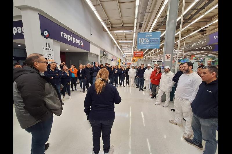 La alta morosidad en tarjetas pega de lleno en supermercados- La Anoacutenima Libertad y Changomaacutes se achican