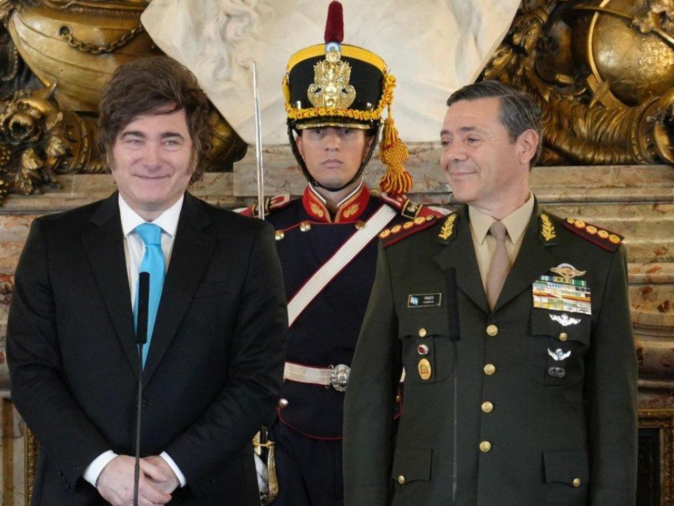 ldquoDon Chatarriacutenrdquo- Defensa canjeoacute Mercedes-Benz lanchas y generadores por cuatro motoguadantildeas