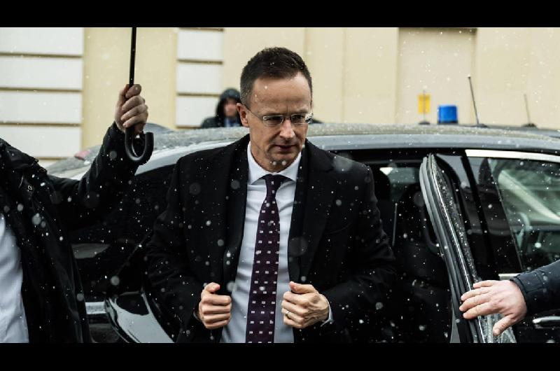 Ucrania acusa a Hungriacutea de retener a siete empleados bancarios