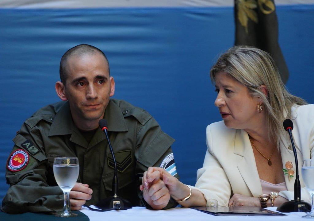 Nahuel Gallo participoacute del izamiento de la bandera mientras espera el alta meacutedica