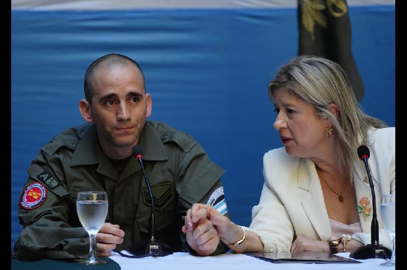 Nahuel Gallo participoacute del izamiento de la bandera mientras espera el alta meacutedica