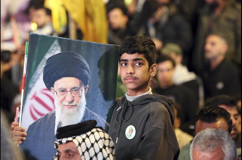 Presidente iraniacute arremete contra EEUU e Israel- ldquoSu suentildeo de rendirnos se lo llevaraacuten a la tumbardquo