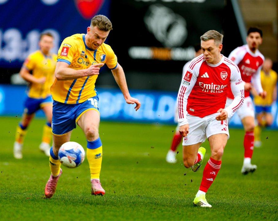 El Arsenal le ganoacute con sufrimiento a un equipo de tercera y se metioacute en cuartos de final de la FA Cup