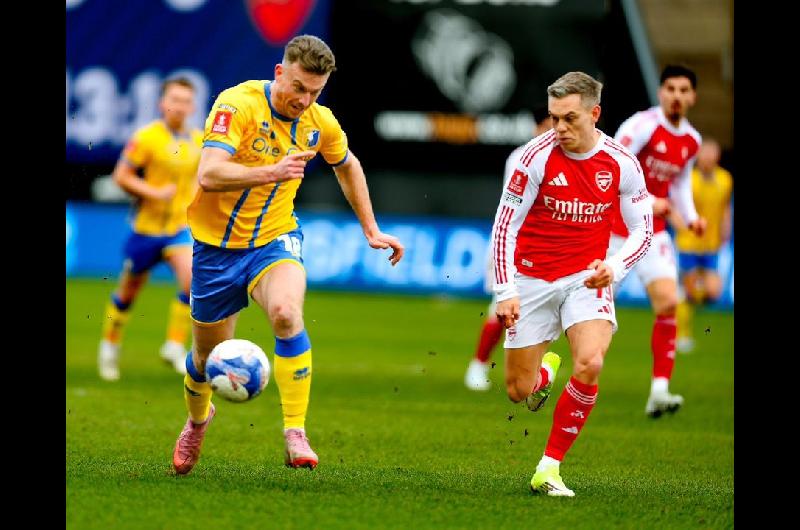 El Arsenal le ganoacute con sufrimiento a un equipo de tercera y se metioacute en cuartos de final de la FA Cup