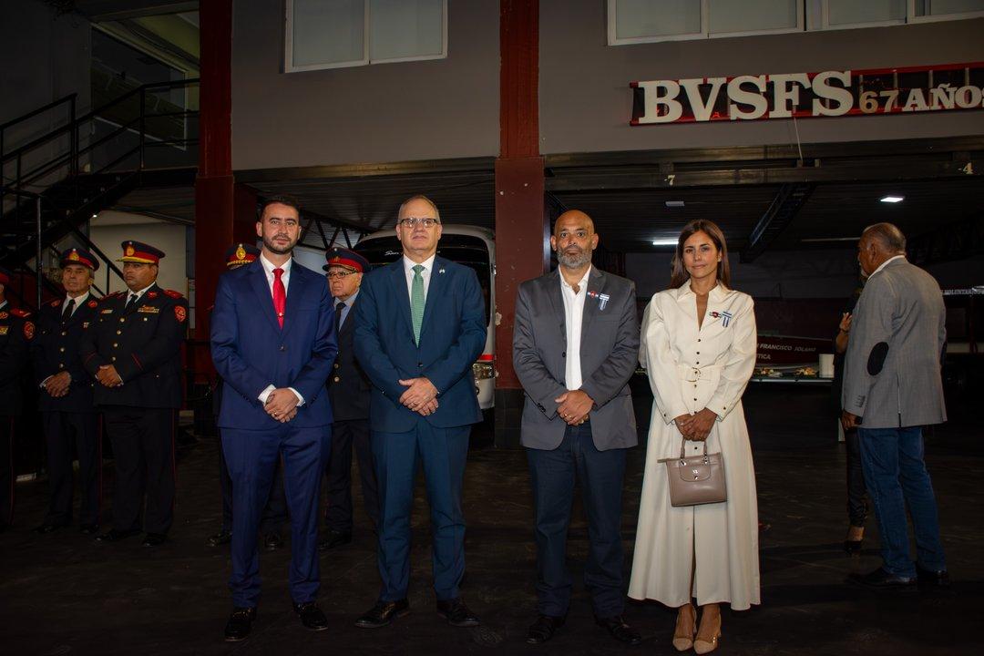 Israel donoacute una ambulancia de alta complejidad para los bomberos voluntarios de Solano