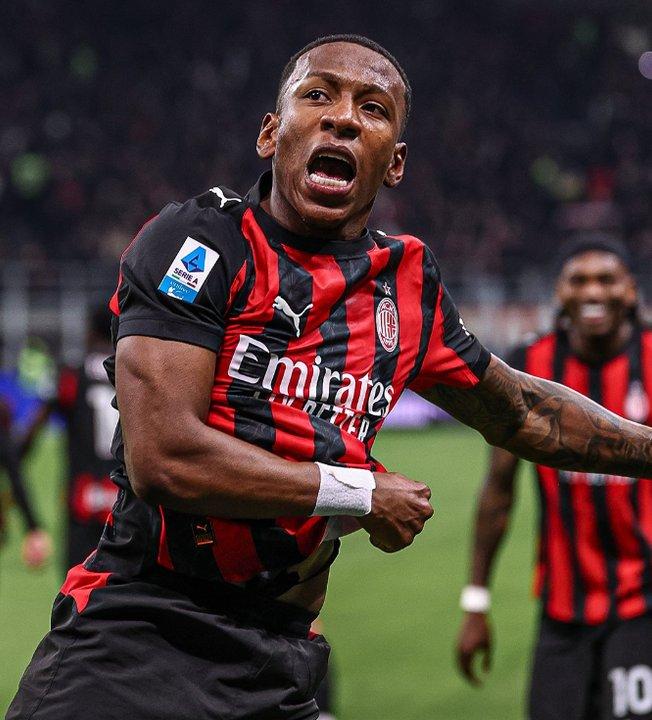 El Milan le ganoacute por la miacutenima al Inter y se mantiene con chances de ganar la Serie A