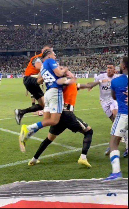 La batalla campal entre Cruzeiro y Atleacutetico Mineiro terminoacute con un nuacutemero de expulsados reacutecord