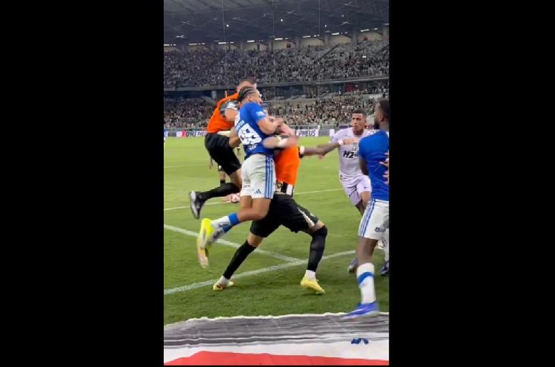 La batalla campal entre Cruzeiro y Atleacutetico Mineiro terminoacute con un nuacutemero de expulsados reacutecord