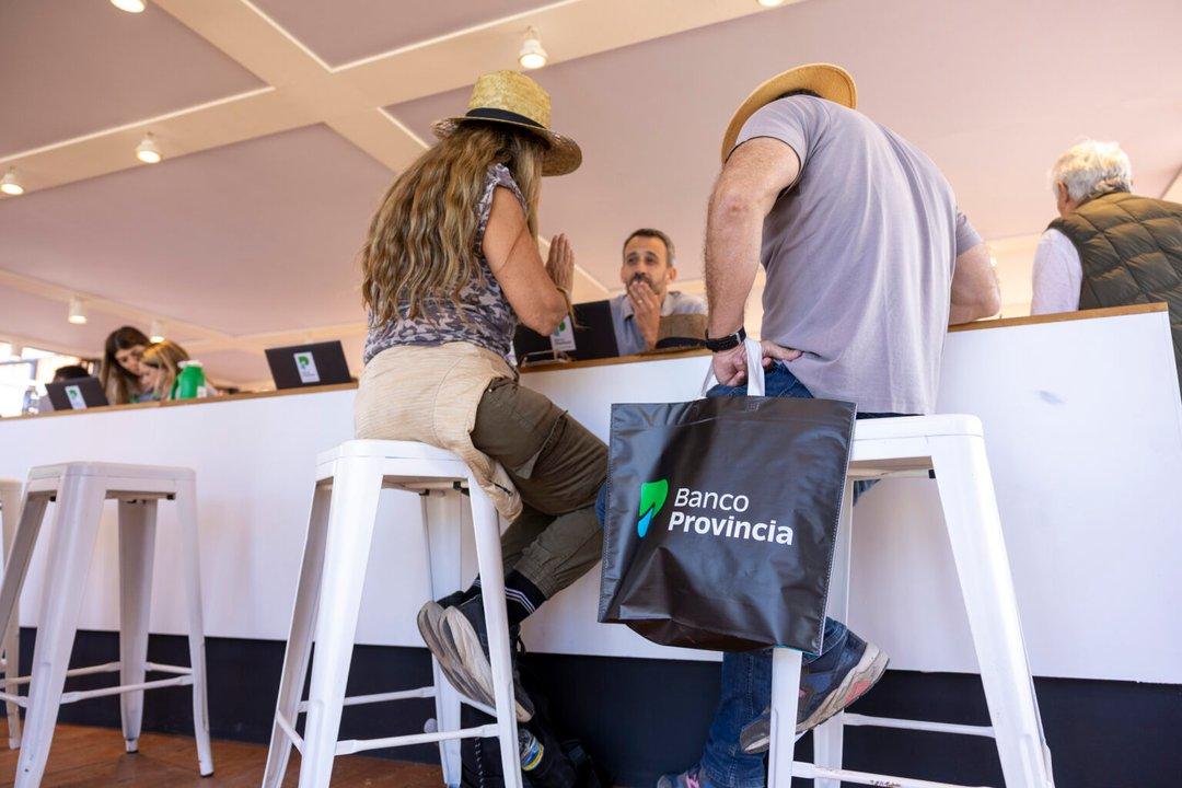 Competencia entre bancos- el Nacioacuten y el Provincia anunciaron creacutedito en doacutelares a tasa cero para el agro