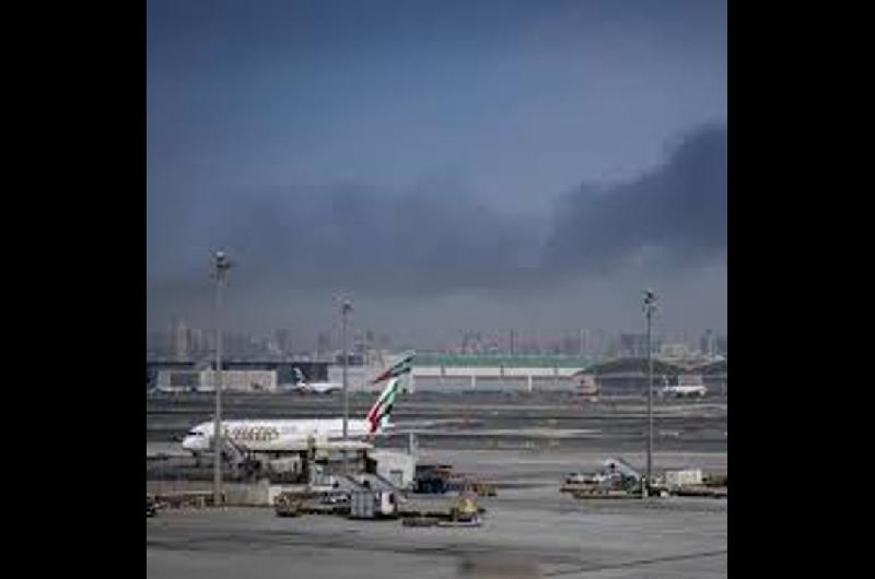 Cayeron dos drones cerca de aeropuerto de Dubaacutei- cuatro heridos