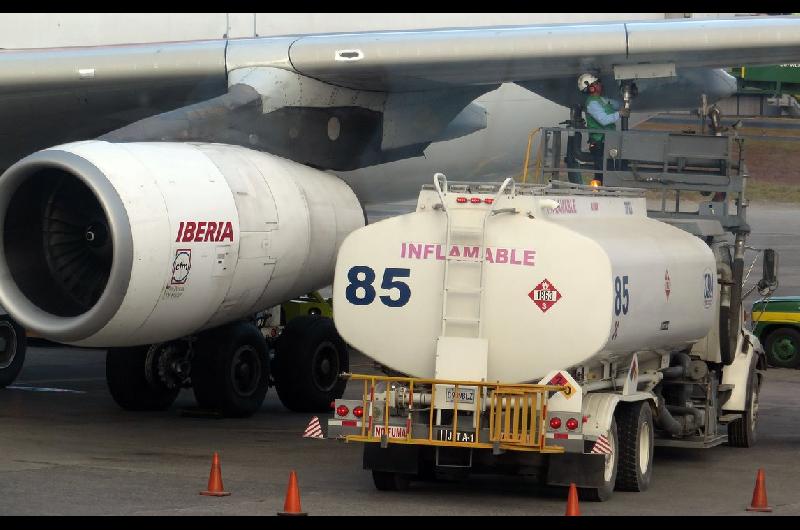 La guerra en Iraacuten altera las rutas y dispara los costos operativos de la aviacioacuten global