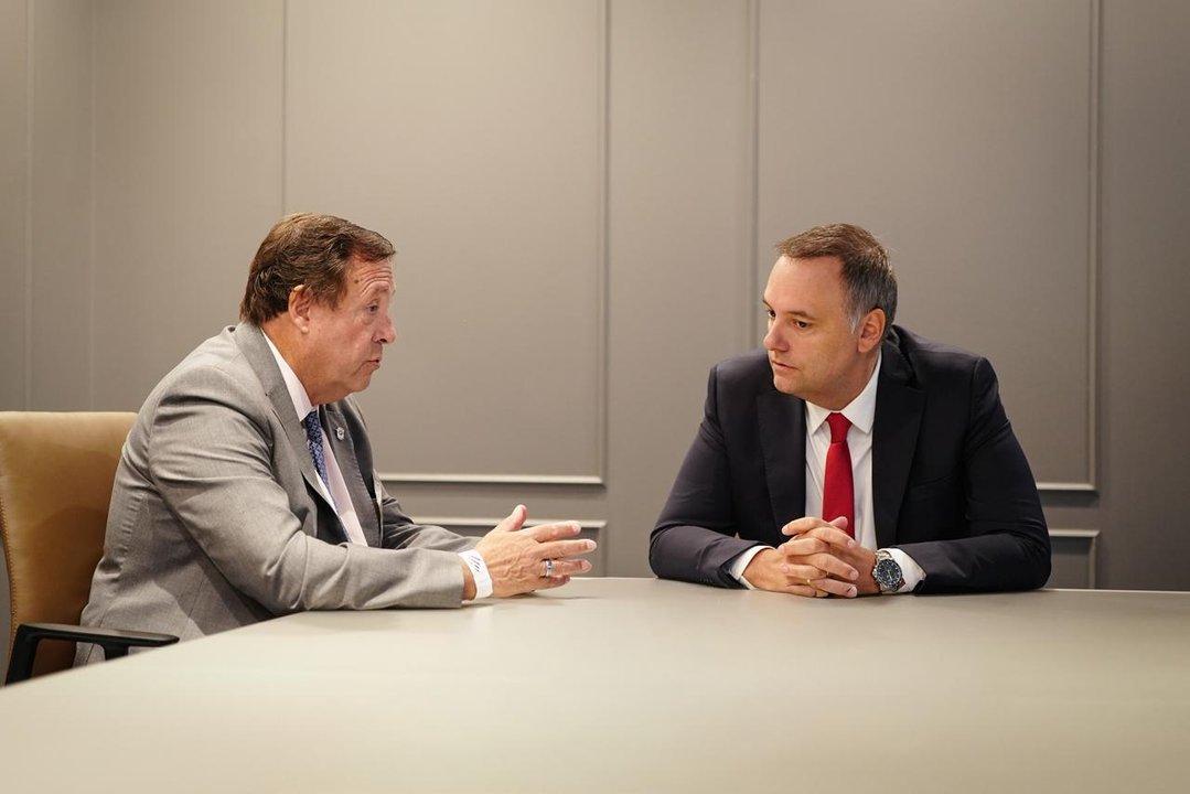 El Gobierno respaldoacute a Adorni tras la poleacutemica por haber llevado a su esposa en el avioacuten presidencial