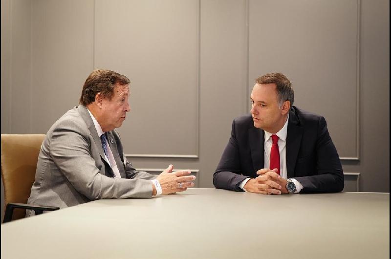 El Gobierno respaldoacute a Adorni tras la poleacutemica por haber llevado a su esposa en el avioacuten presidencial