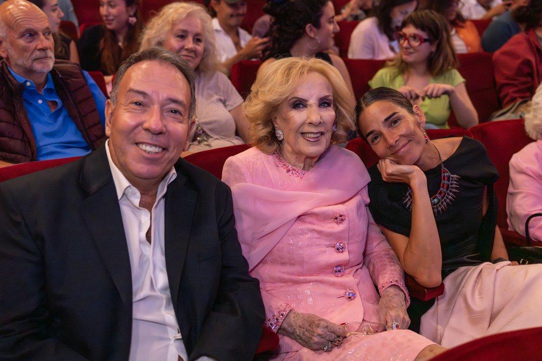 La noche en calle Corrientes de Mirtha Legrand y Juana Viale- queacute fueron a ver