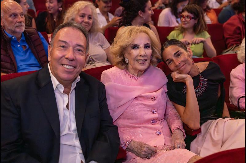 La noche en calle Corrientes de Mirtha Legrand y Juana Viale- queacute fueron a ver