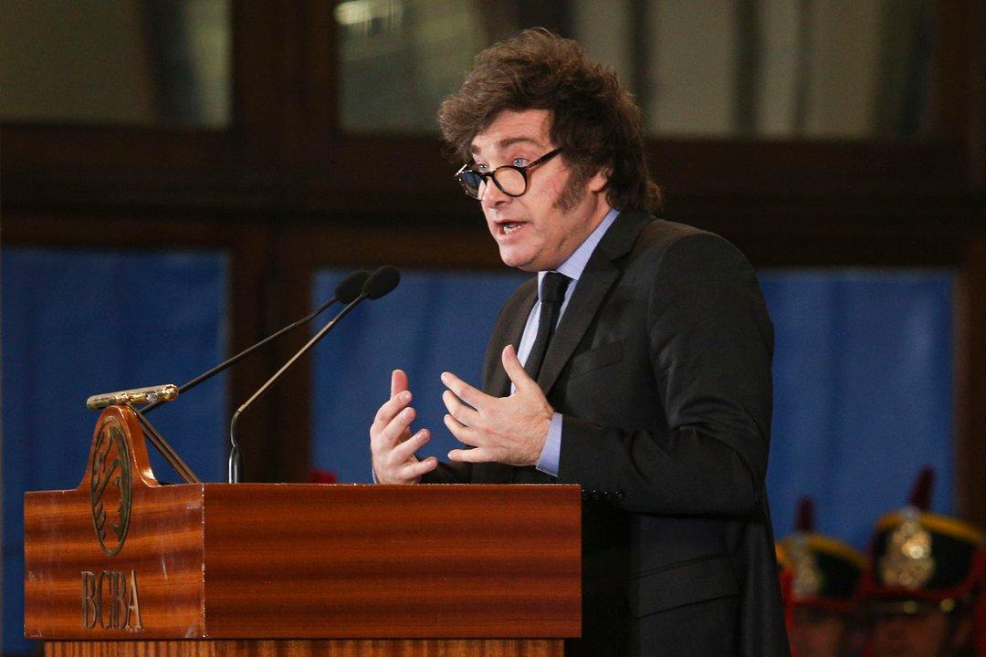 Milei recalibra movimientos y se mostraraacute el lunes en Coacuterdoba con Adorni