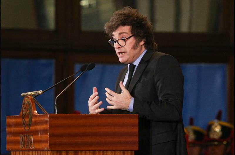 Milei recalibra movimientos y se mostraraacute el lunes en Coacuterdoba con Adorni