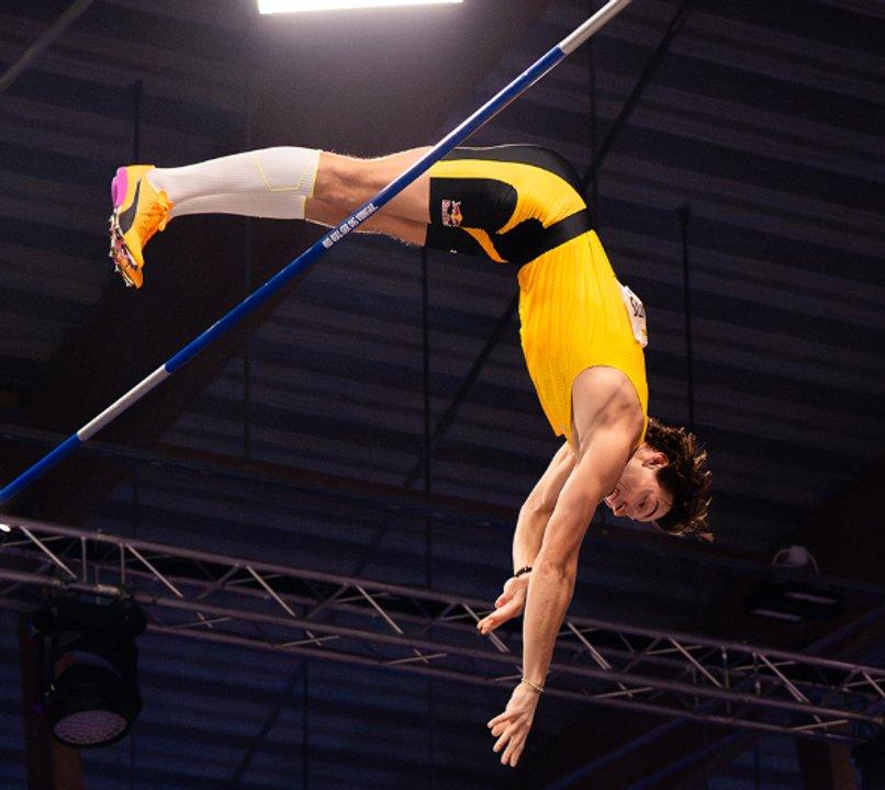 Armand Duplantis volvioacute a superar el reacutecord mundial absoluto de salto con garrocha