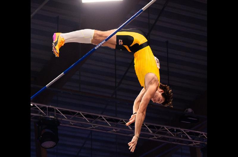Armand Duplantis volvioacute a superar el reacutecord mundial absoluto de salto con garrocha