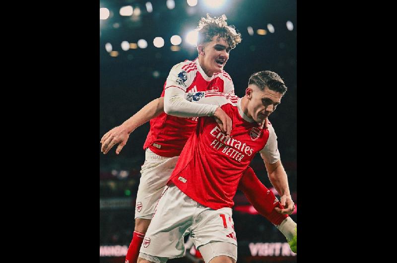 Inglaterra- Arsenal le ganoacute agoacutenicamente al Everton y sigue siendo el liacuteder absoluto de la Premier League