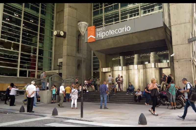 Bancarios acuerdan aumento del 29-en-porciento- y el sueldo baacutesico supera los 2180000