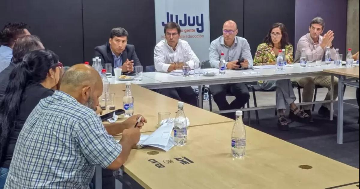 El Gobierno adelantariacutea el aumento salarial a estatales 4-en-porciento- en marzo