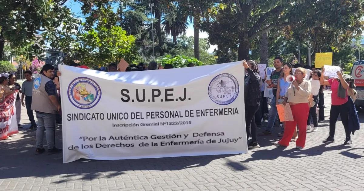 Enfermeros de Jujuy protestan por salarios bajos 