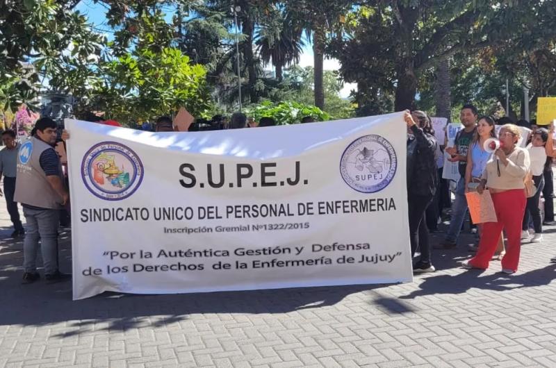 Enfermeros de Jujuy protestan por salarios bajos 