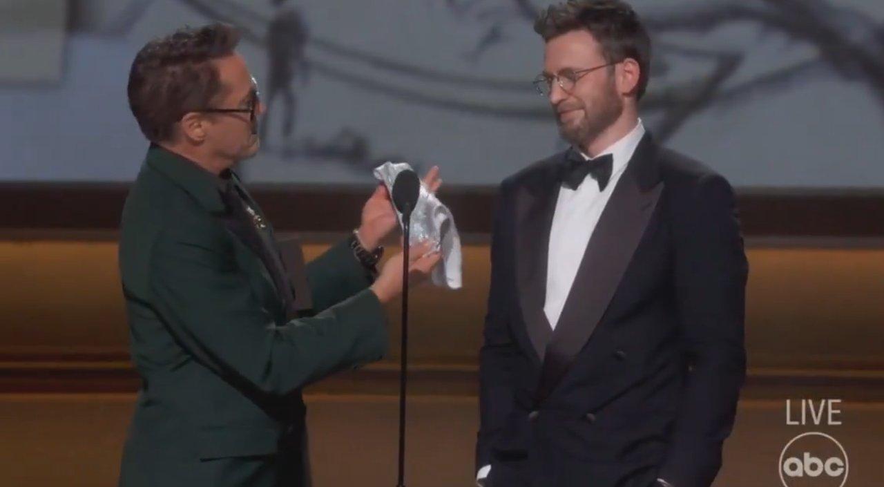 Robert Downey Jr le dio la tanga de Channing Tatum a Chris Evans en pleno Oscar