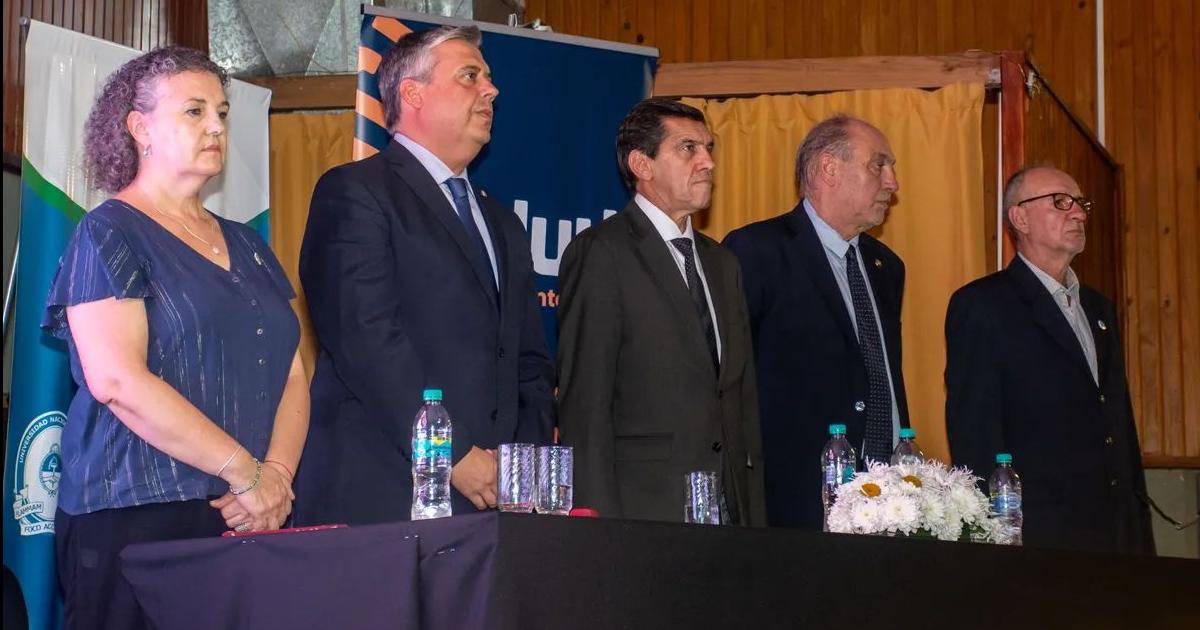 Un paso trascendental para formar meacutedicos comprometidos con la salud de su pueblo