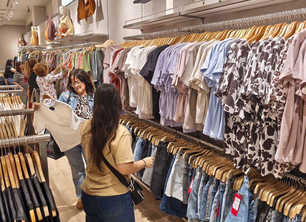 El consumo volvioacute a caer en febrero y no da sentildeales de repunte