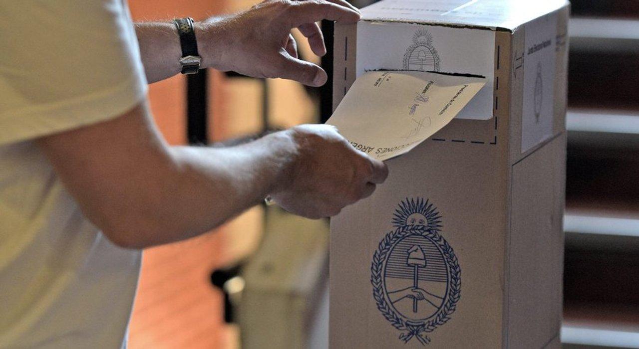 El Gobierno busca acelerar la reforma electoral y negocia cambios en las PASO