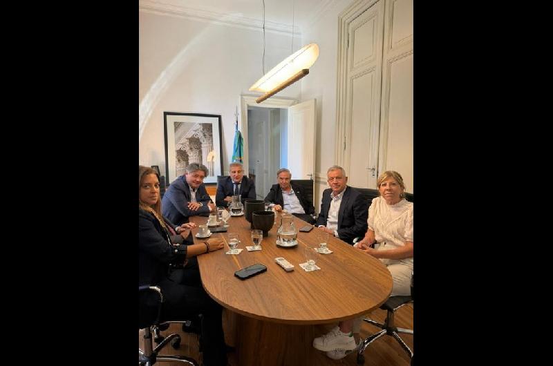Pichetto se reunioacute con dirigentes libertarios alejados de Milei para ldquoconstruir una propuesta capitalista y modernardquo