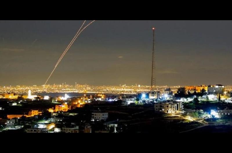 Arabia Saudita intercepta 8 misiles dirigidos a Riad restos de uno de ellos caen cerca de una refineriacutea