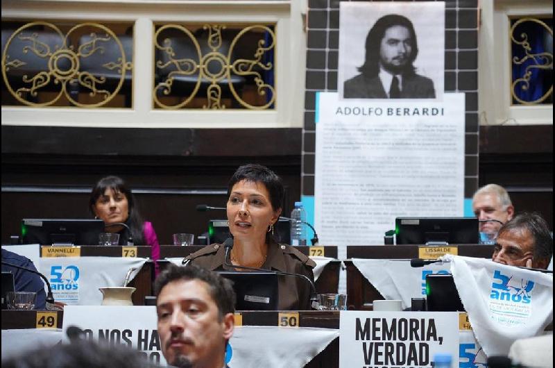 Mendoza cuestionoacute al Gobierno en sesioacuten por los 50 antildeos del golpe