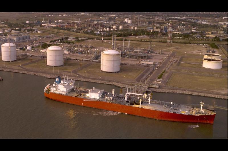 Presentan proyecto de grandes inversiones por USD 360 millones para petroacuteleo y gas natural