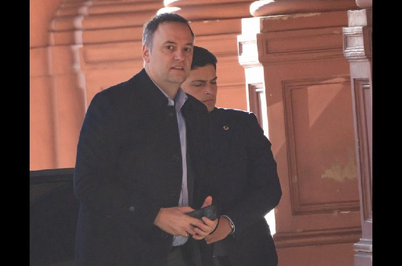 Denuncian a Manuel Adorni por presuntas irregularidades en contrataciones y la concesioacuten de Tecnoacutepolis